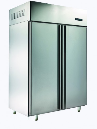 Freezer, capacity of 890 l